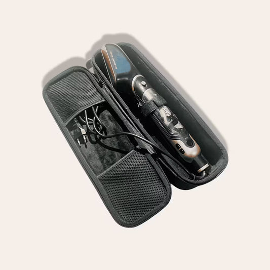 Housse de voyage avec défroisseur à l'intérieur.