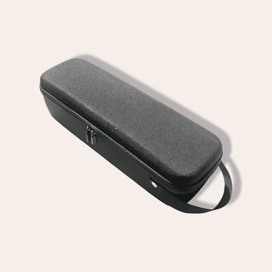 Housse de voyage posée au sol.