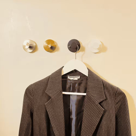 Chemise accrochée sur un crochet ventouse.